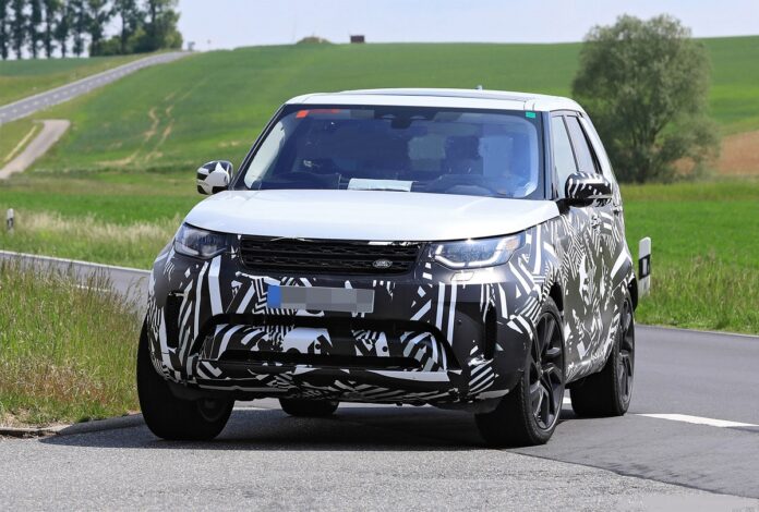 2022 Land Rover Discovery front